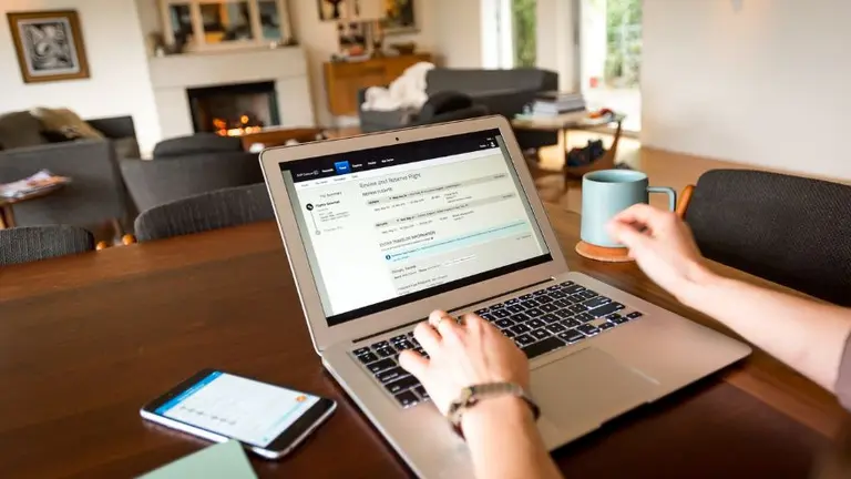 Trabajar desde casa y cobrar en dólares: conocé que empresas están ofreciendo empleos y cómo postularte