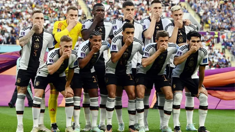 La curiosa protesta de los jugadores de Alemania contra la FIFA: ¿por qué se taparon la boca?