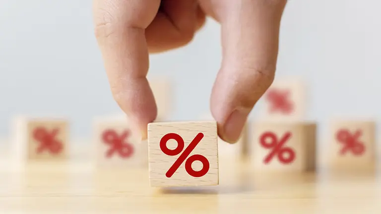 Por qué los créditos son tan caros en Argentina y qué se puede hacer para bajar las tasas