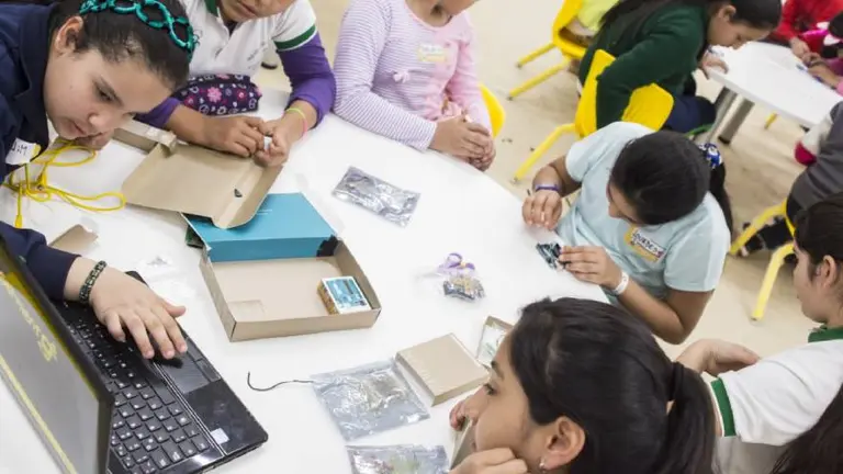 Starlink avanza en las zonas rurales de Argentina: ya son 14 las escuelas conectadas en 2025