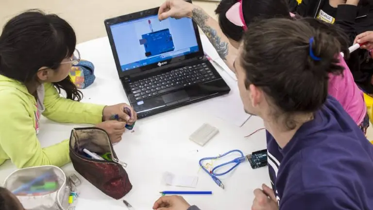 Lanzan guía de uso sobre inteligencia artificial para los más chicos