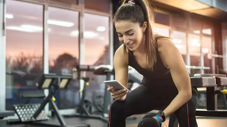 Ahora ganás dólares digitales con solo caminar, pasear o ir al gym: así es el fenómeno "Move to Earn"