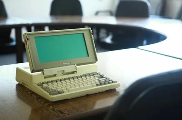 Un día como hoy se presentó una de las primeras notebooks del mercado