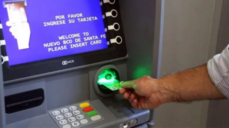 Que no cunda el pánico: qué hacer si mi tarjeta queda atrapada en un cajero automático