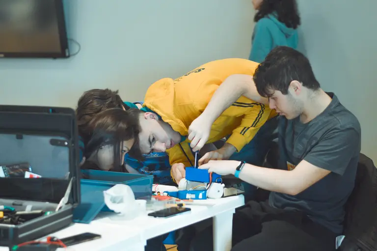 Tu hijo ahora puede construir y programar su propio robot con el nuevo taller que lanzó el ITBA