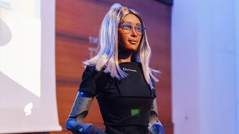 Mika, el primer robot que trabaja como CEO de una compañía: asegura ser mejor que Elon Musk