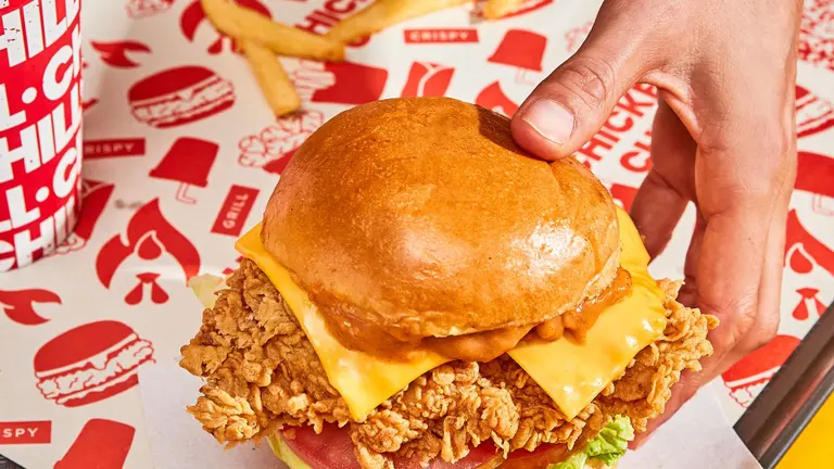 La cadena fast food de pollo que busca posicionarse como líder en el país: precio de Chicken Chill y plazo de recupero