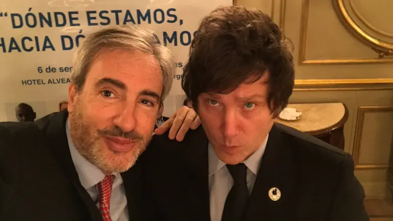 "Si nos vas a votar, preparate": la advertencia del asesor económico de Milei sobre la dolarización