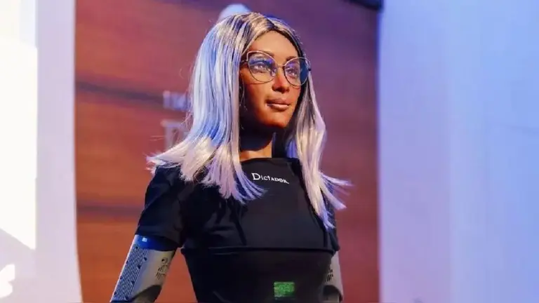 Firma polaca tiene la primera CEO robot: "Soy mejor que Elon Musk y no me importa dedicar horas extras"