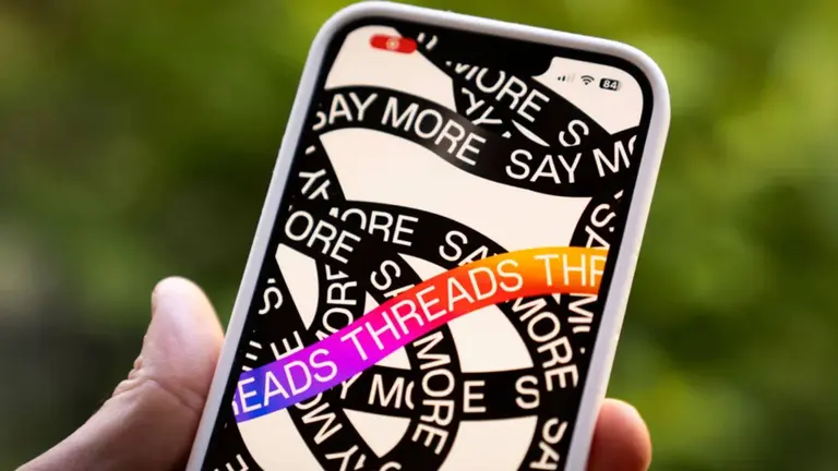 Threads "copia" el formato de Tinder en su apuesta para destronar a X (Twitter)