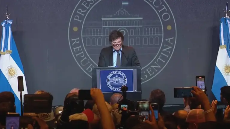 Milei festejó el triunfo y pidió al oficialismo que "gobierne hasta el final"