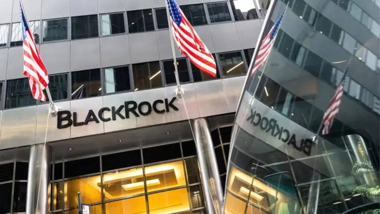 ETF de Bitcoin de BlackRock supera su cantidad de entradas y genera ingresos millonarios