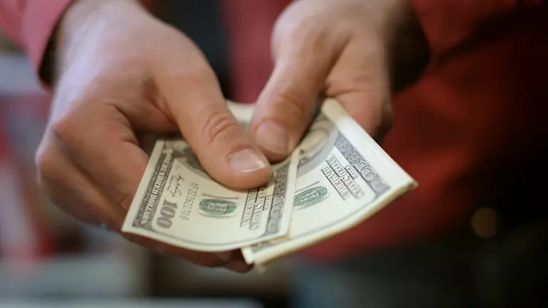 Tras una semana caliente, el dólar blue se consigue a $1.425 y los financieros terminaron en alza