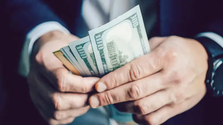 El dólar blue baja a $1.430 y los financieros concluyeron con signo negativo