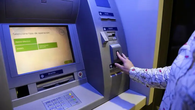 Paso a paso, cómo habilitar la huella digital para operar en cajeros sin utilizar tarjeta de débito