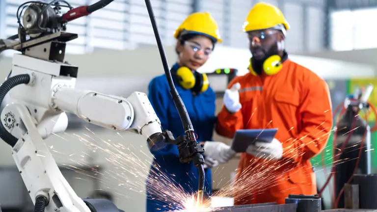 Los robots ya trabajan en la industria 5.0: qué son los "cobots" y cómo revolucionan la productividad