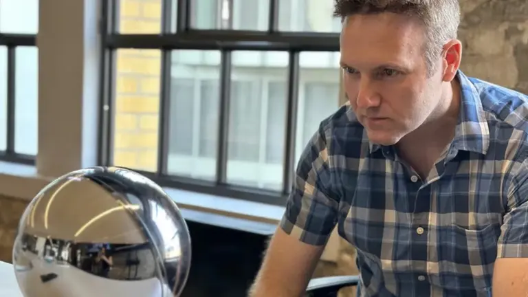 Qué es y cómo funciona el ORB, la famosa esfera de Worldcoin que te escanea el ojo a cambio de cripto