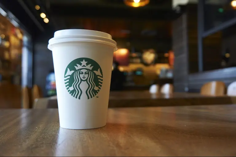Desde Wall Street a Argentina: cómo comprar el CEDEAR de Starbucks