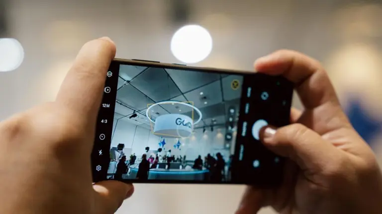 Samsung integrará la IA de Perplexity a sus celulares Galaxy: ¿qué modelos incluye?