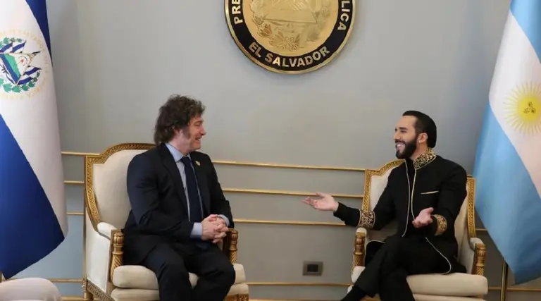 Javier Milei fue a la asunción del presidente cripto Nayib Bukele: qué le preguntó