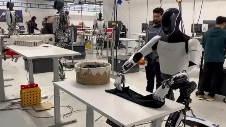 Elon Musk lanza otro robot humanoide: cuánto valdrá Optimus Gen 2 y cuándo será su fecha de lanzamiento