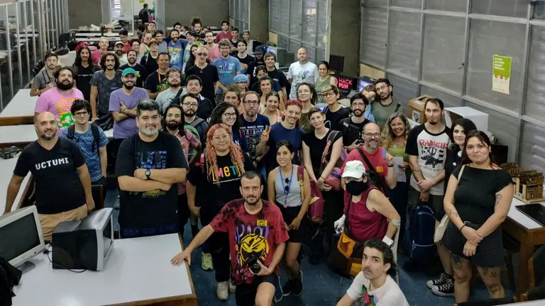 Los Cybercirujas: la iniciativa de digitalización que crece en Argentina y tiene una "olla popular" tecno