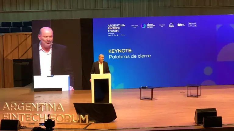 Sturzenegger le pegó a los bancos y elogió a las fintech: "Bajaron el uso del efectivo del 50% al 20% en seis años"