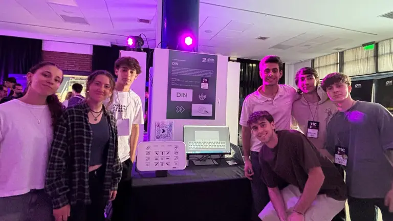 Tienen 17 años y crearon un dispositivo con IA llamado DIN para que las personas con parálisis se comuniquen