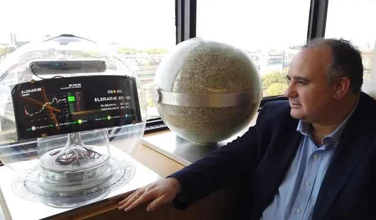 Arte, IA y Bitcoin: el Banco Central exhibe equipos de minería en una singular exposición