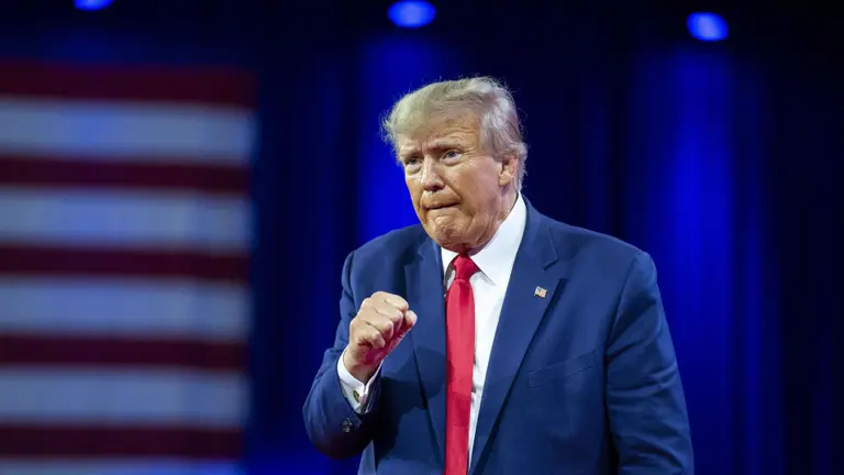 Acusan a Donald Trump de hacer "pump and dump" con su nueva memecoin