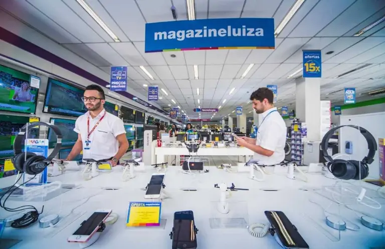 Cómo invertir en el CEDEAR del rival de Mercado Libre en Brasil y en pesos