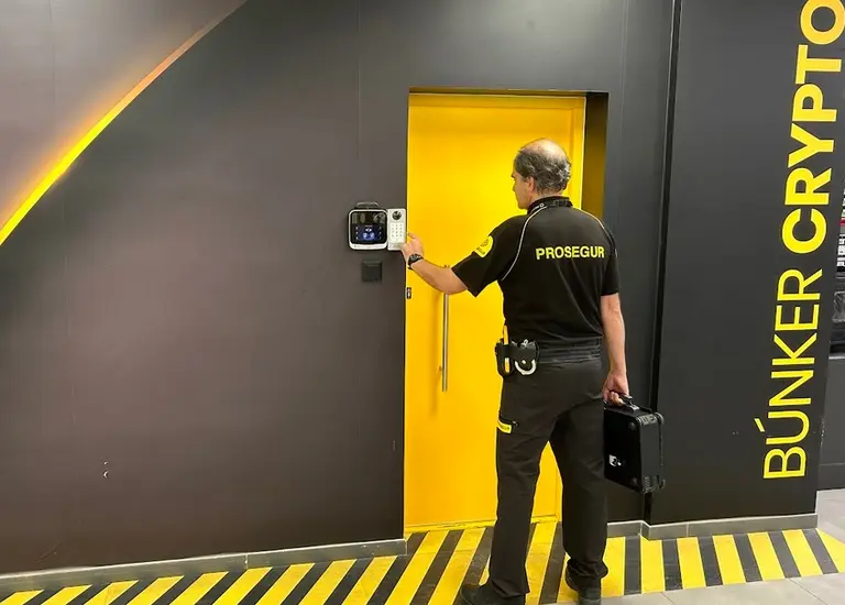Empresa apuesta al fin del "cepo cripto" a los bancos: lanza la primera caja fuerte de dólar digital