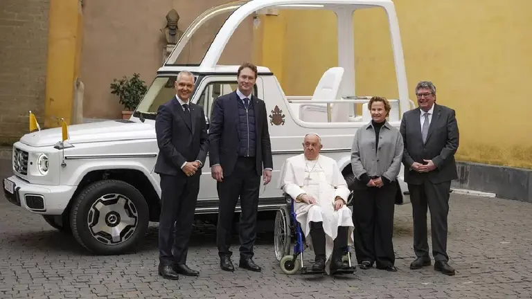Mercedes-Benz le regala un papamóvil eléctrico al Papa Francisco: sus principales características