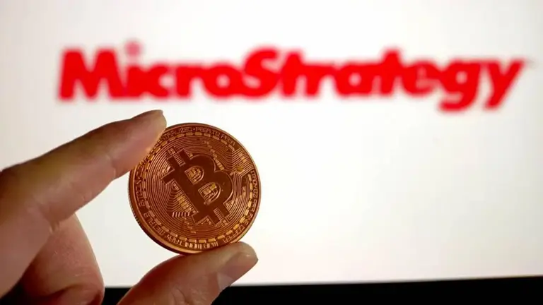 Strategy da marcha atrás: detuvo sus inversiones en Bitcoin tras registrar pérdidas millonarias