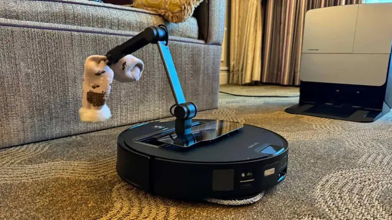 Muestran aspiradora robot con un brazo para levantar objetos tirados en el piso