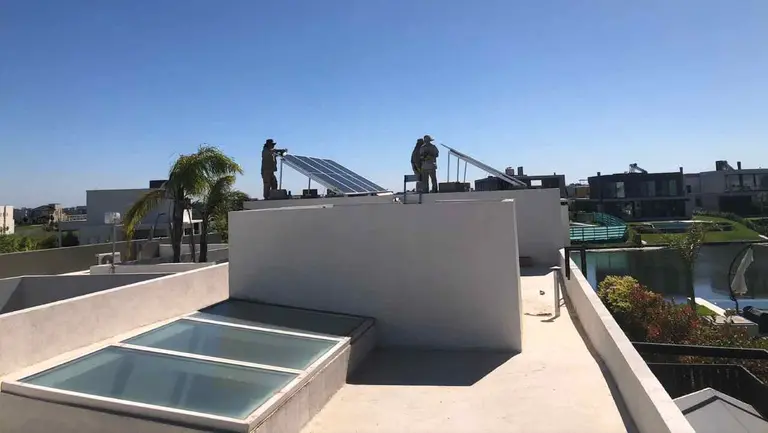Ola de calor: Cuánto cuesta instalar paneles solares para no sufrir los cortes de luz