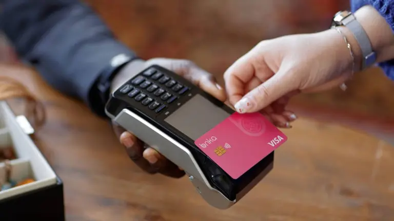 Fintech que permite pagar con pesos en Europa lanza tarjeta prepaga en Argentina: todos sus beneficios