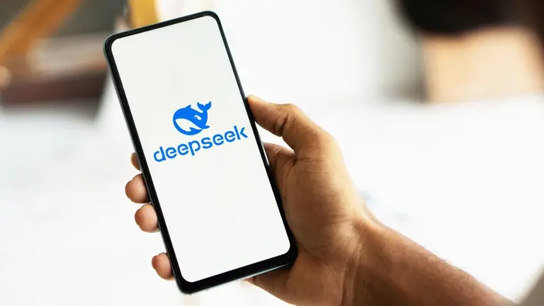 DeepSeek lanza una IA con razonamiento tipo ChatGPT y desafía a los gigantes tech
