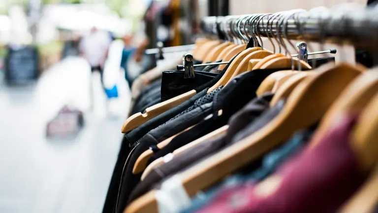 Marcas de ropa bajan precios hasta un 40% por ola de importaciones y boom del ecommerce