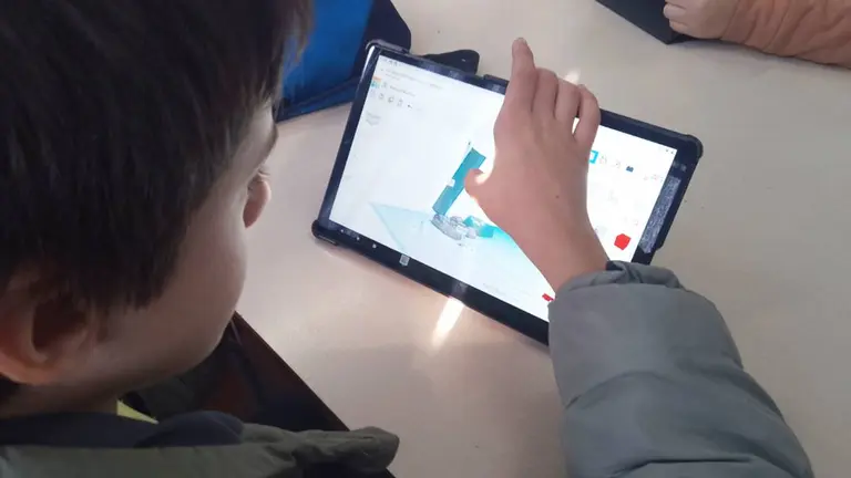 Vuelta a clases 2025: ¿qué es el 'enfoque maker' y cómo impulsa la innovación entre los jóvenes?