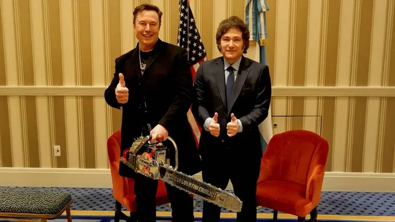 Javier Milei sorprendió a Elon Musk con un particular regalo: una motosierra