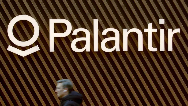 Palantir: cómo invertir en el CEDEAR de la tech y por qué puede subir 60% en dólares