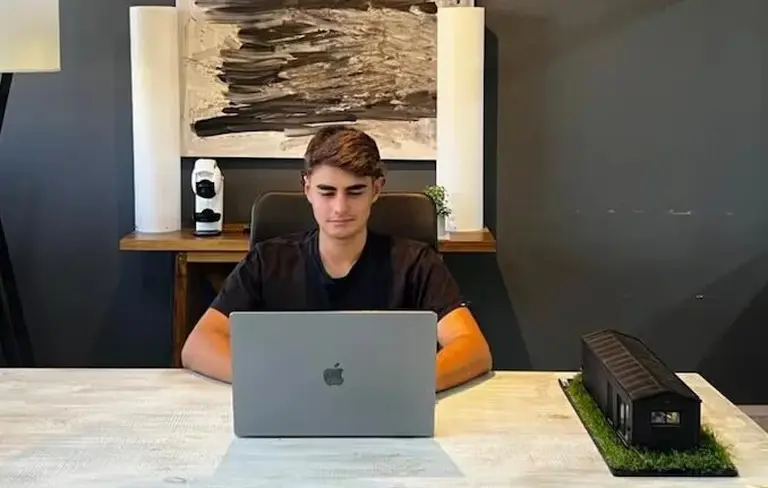 Tiene 21 años, es de Córdoba y creó una IA que ayuda a las empresas a automatizar tareas