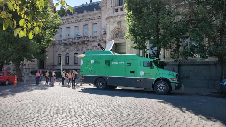 Inundaciones en Banco Provincia: llevan cajeros para avanzar en la normalización de los servicios