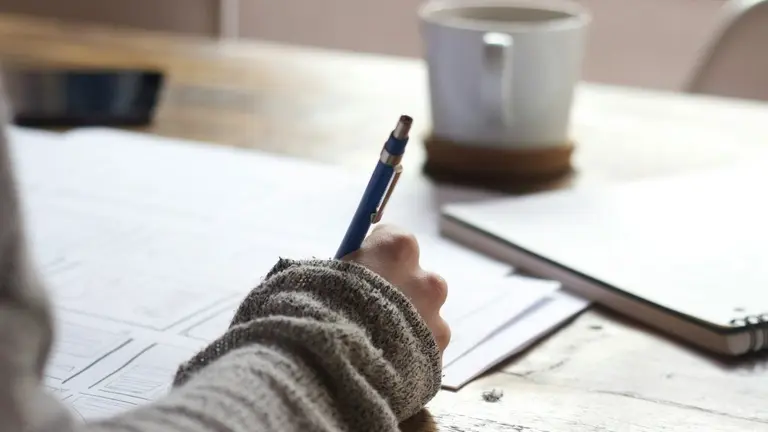 Cuáles son las carreras universitarias con más futuro y mejor sueldo en dólares, según la IA