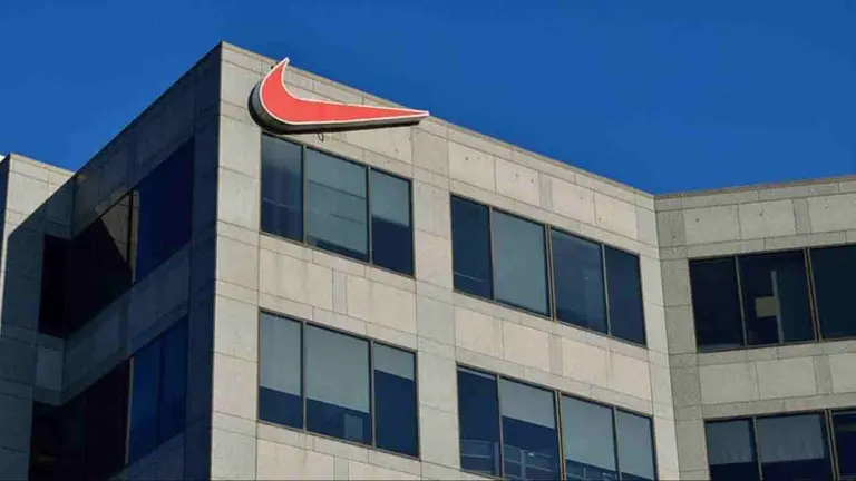 Acciones de Nike caen con fuerza tras desplomarse de 12% sus ingresos por calzado