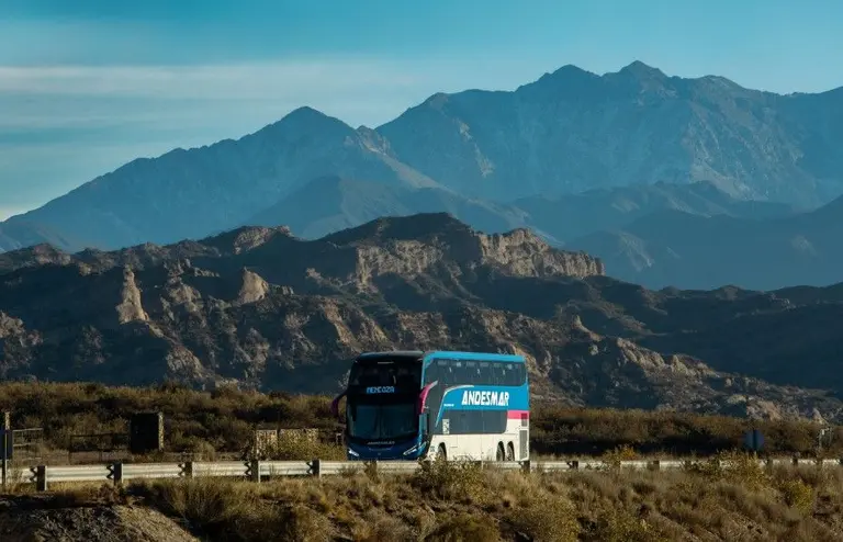Empresa de transporte ofrece internet satelital gratis con Starlink en micros de larga distancia