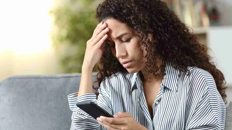 La despidieron vía WhatsApp y ahora deben reincorporarla o indemnizarla por una cifra millonaria