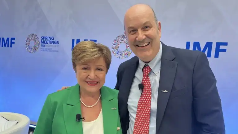 Sturzenegger sorprendió a Georgieva con un curioso regalo: un pin de motosierra