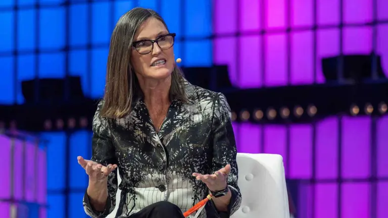 Cathie Wood apuesta fuerte en una criptomoneda rival de Bitcoin e invierte millones en una compañía del sector